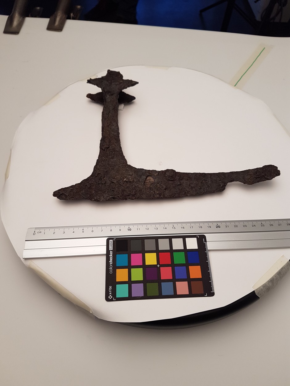 En yxa från Historiska museets undersökning på Birka 2013 som 3Dfotograferas.